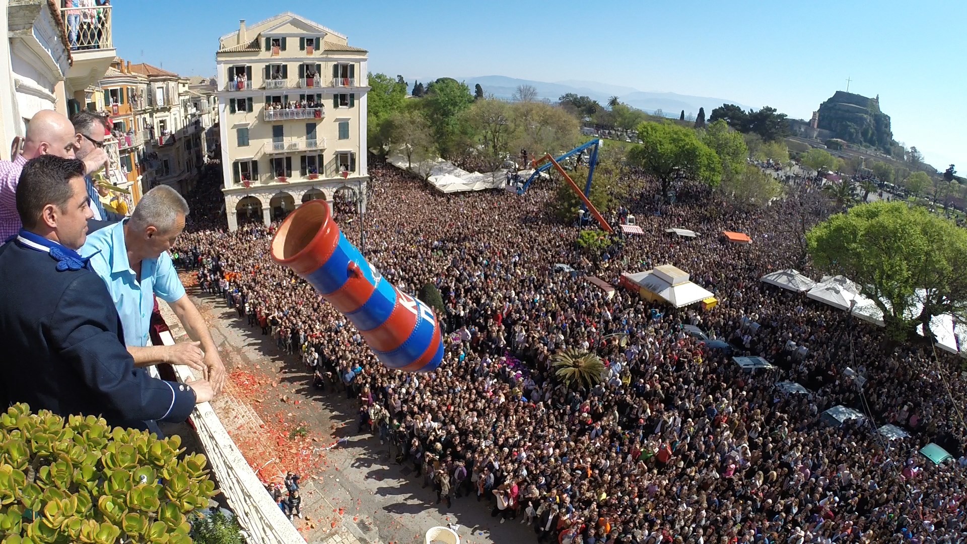 Η Πρώτη Ανάσταση και οι «μπότηδες» στην Κέρκυρα – ΒΙΝΤΕΟ – ΦΩΤΟ