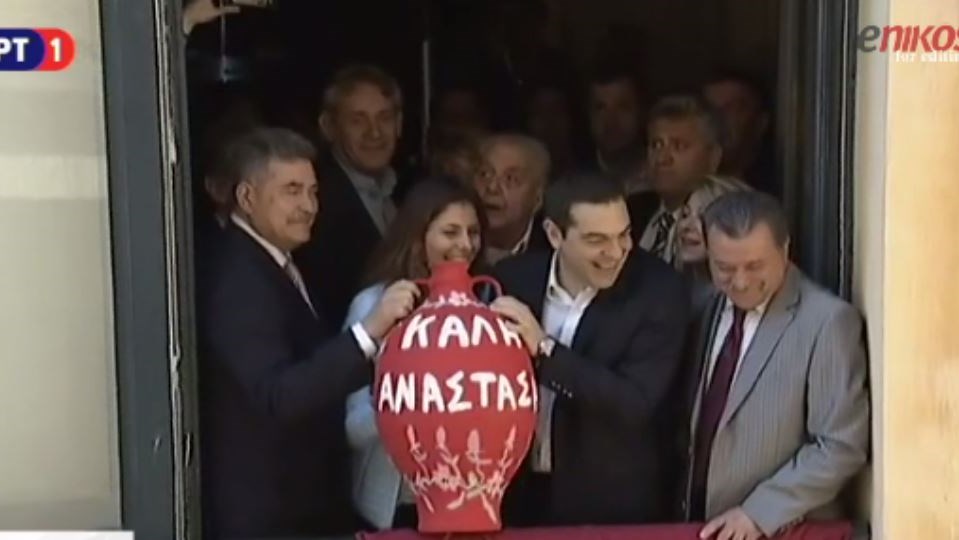 Ο Τσίπρας έριξε τη στάμνα του στο έθιμο των “Μπότηδων” – ΒΙΝΤΕΟ