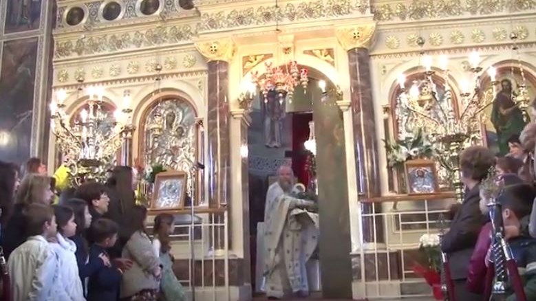 Έκλεψε και πάλι την παράσταση ο «ιπτάμενος» παπάς της Χίου  – ΒΙΝΤΕΟ