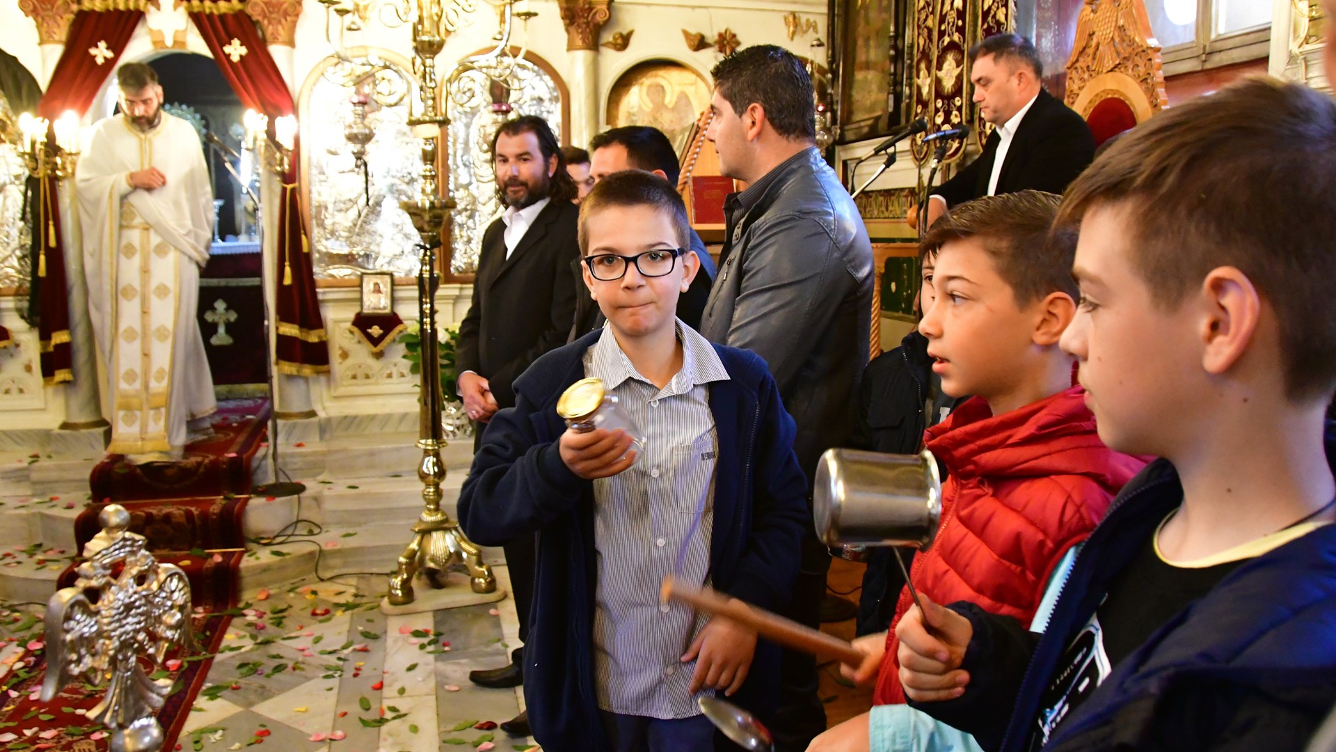 Με σφυριά, κατσαρόλες και κουτάλια η Πρώτη Ανάσταση στο Ναύπλιο – ΒΙΝΤΕΟ – ΦΩΤΟ