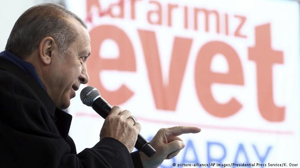 Σε κλίμα πόλωσης το δημοψήφισμα στην Τουρκία – Τι δείχνουν οι τελευταίες δημοσκοπήσεις