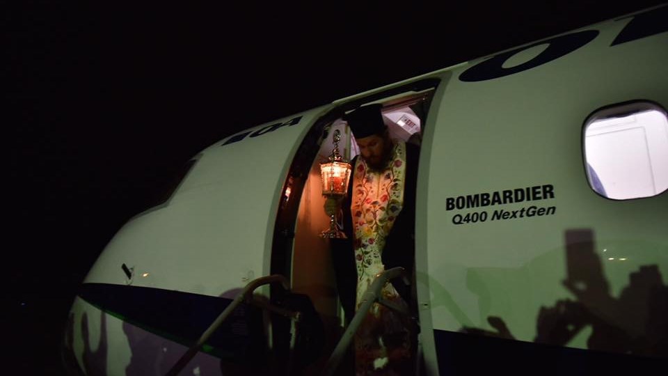 Η άφιξη του Αγίου Φωτός στη Λάρισα – ΦΩΤΟ