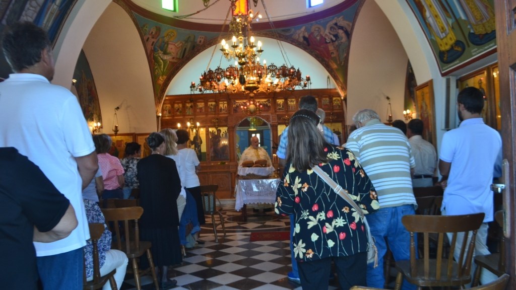 Ρεσιτάλ παπά στη Νάξο – Το BINTEO από την πρώτη Ανάσταση που έγινε viral