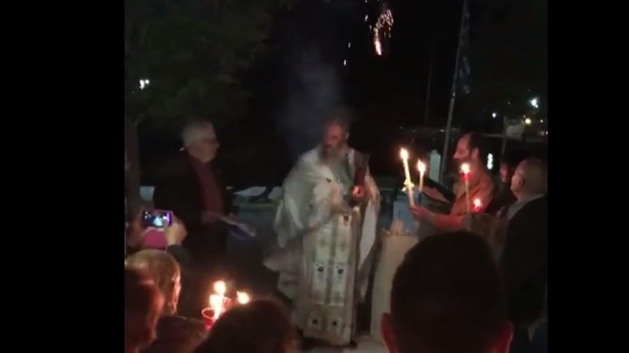 Ιερέας άναψε και πέταξε βαρελότα – ΒΙΝΤΕΟ