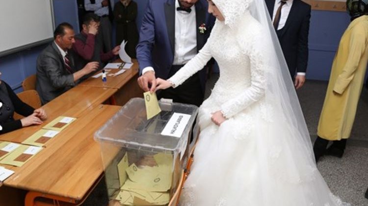 Η Τουρκάλα που πήγε με το… νυφικό να ψηφίσει – ΦΩΤΟ