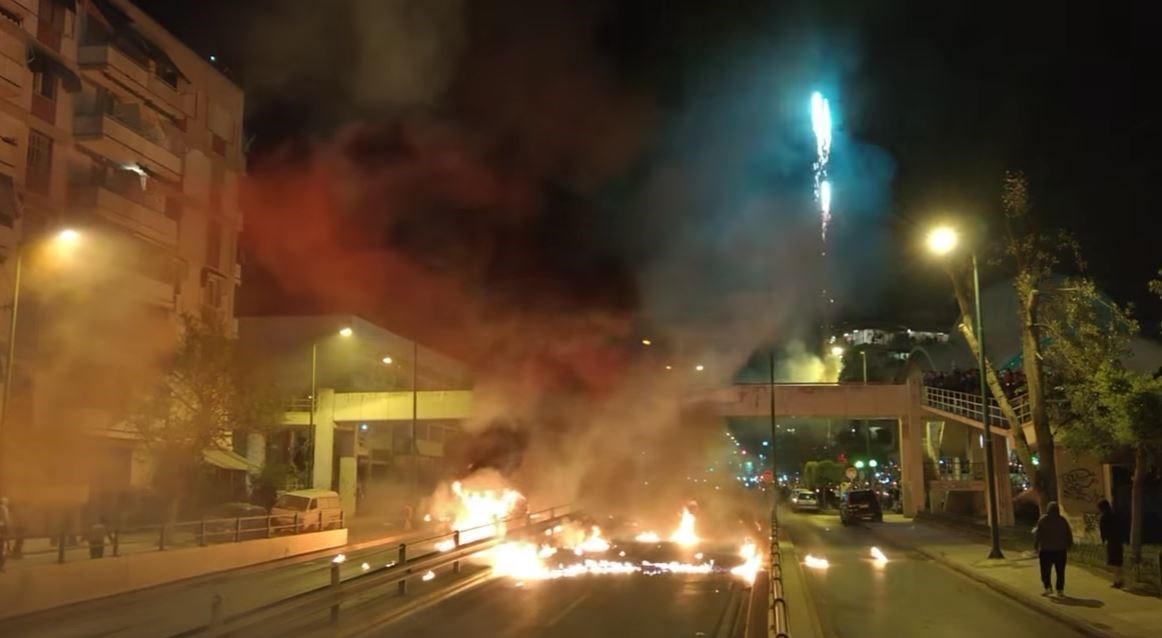 Με… μολότοφ γιορτάζουν την Ανάσταση στον Νέο Κόσμο – ΒΙΝΤΕΟ