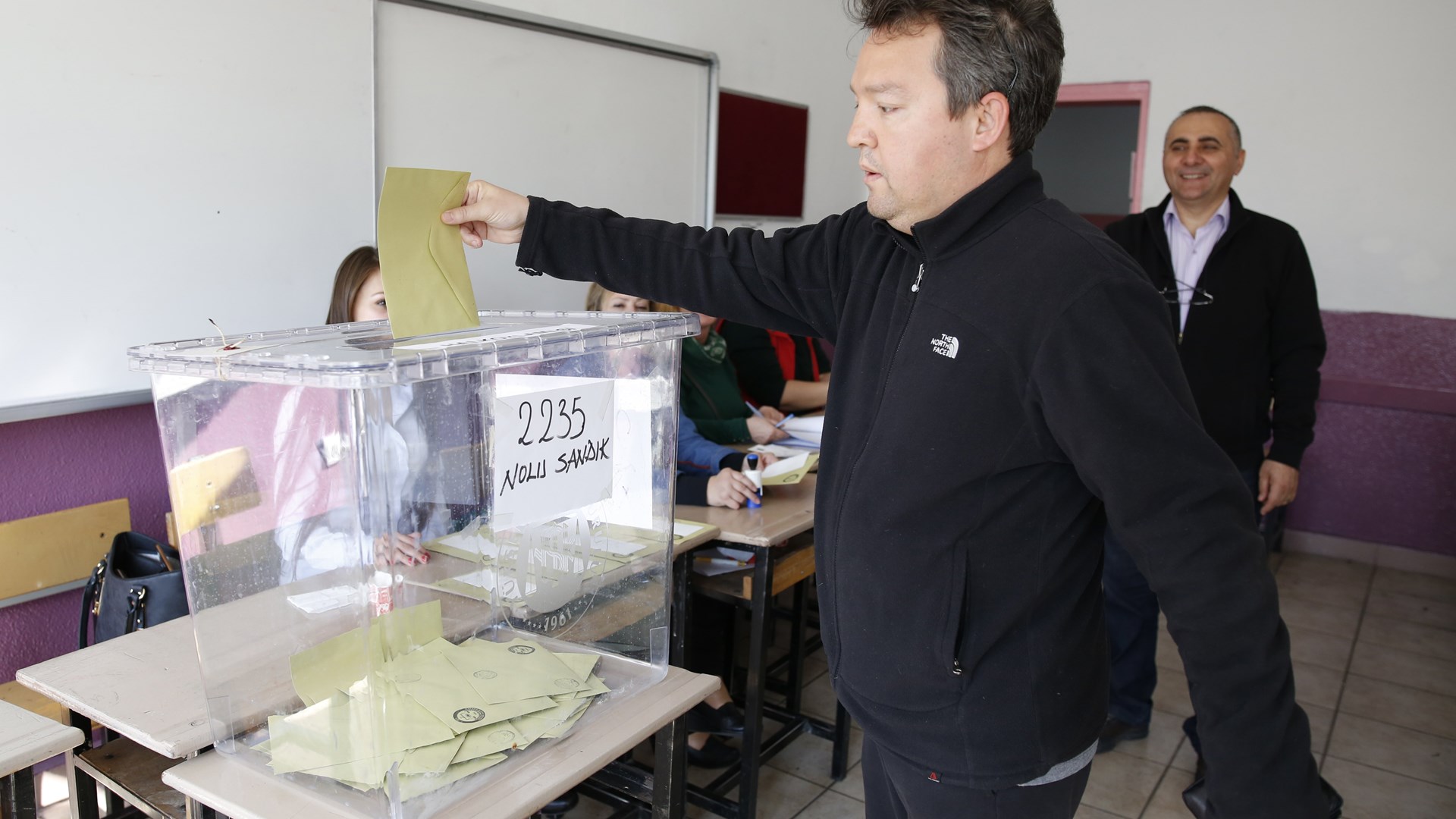 “Ψαλιδίζεται” η διαφορά στο τουρκικό δημοψήφισμα  – “Θρίλερ” στην Κωνσταντινούπολη