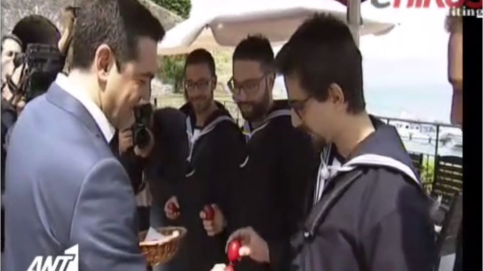 Ο Τσίπρας μοίρασε… άδειες στους ναύτες που του έσπασαν το αυγό – ΒΙΝΤΕΟ