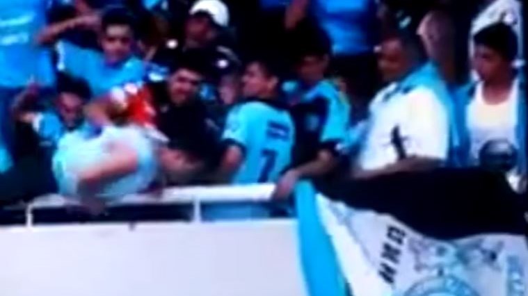 Σοκ στην Αργεντινή: Πέταξαν οπαδό στο κενό – ΒΙΝΤΕΟ