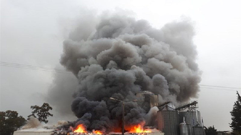 Μεγάλη φωτιά σε μονάδα παραγωγής και αποθήκευσης ζωοτροφών στη Φιλιππιάδα