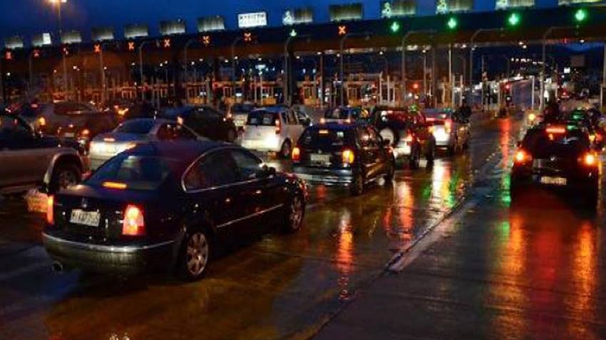 Ουρές οχημάτων και ταλαιπωρία για τους οδηγούς στα διόδια Ελευσίνας