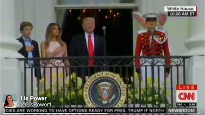 Όταν η Μελάνια… σκούντηξε τον Ντόναλντ Τραμπ – ΒΙΝΤΕΟ