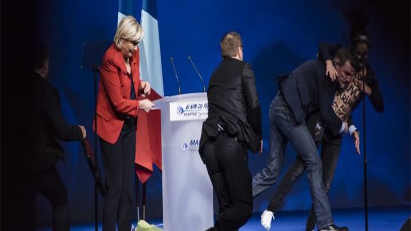 Εισβολή των Femen σε ομιλία της Λεπέν – ΒΙΝΤΕΟ