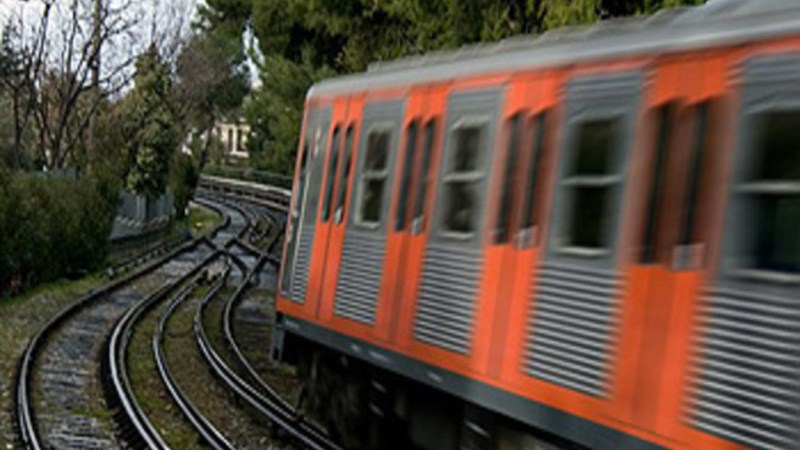 Σε εξέλιξη επιχείρηση απεγκλωβισμού γυναίκας που έπεσε στη γραμμή του ΗΣΑΠ