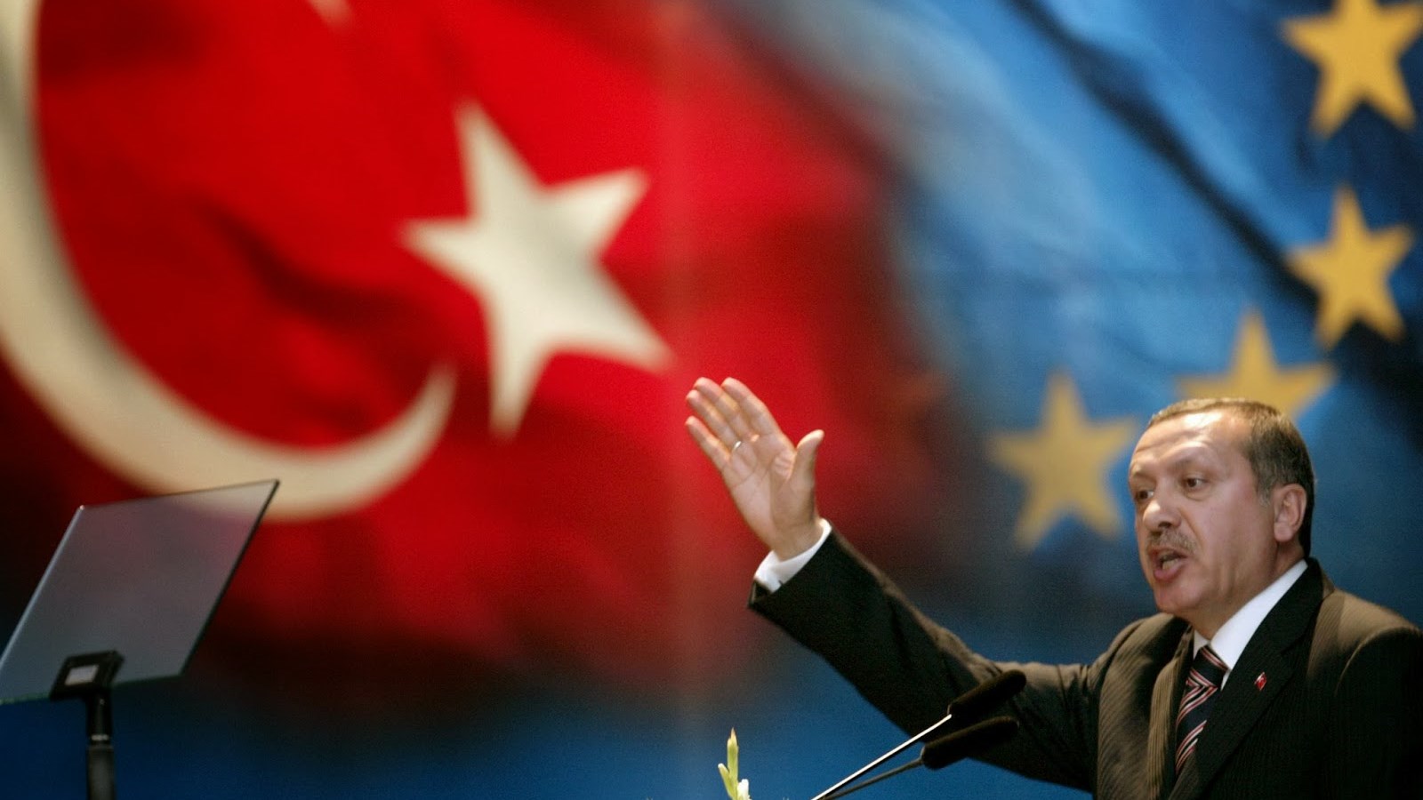 Η ΕΕ κάλεσε την Τουρκία να κάνει έρευνα για παρατυπίες στο δημοψήφισμα