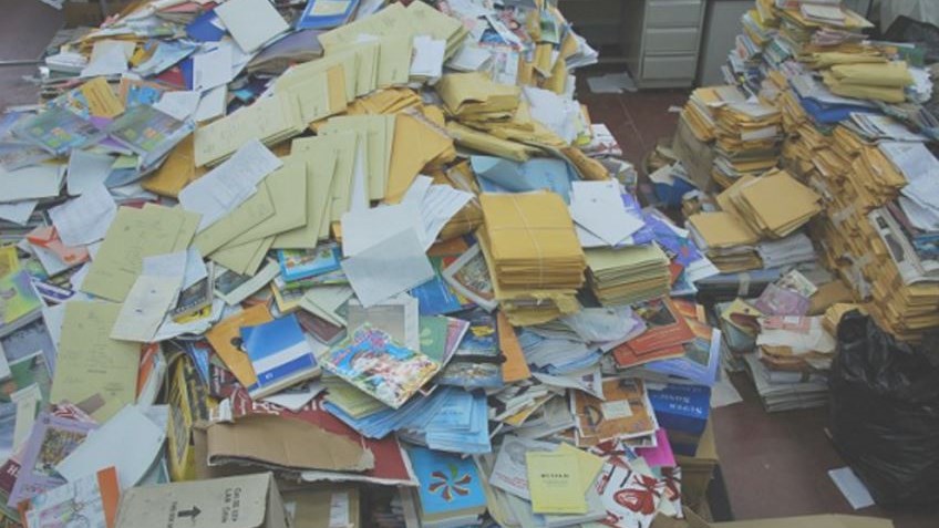 Βρήκαν στα σκουπίδια βιβλίο με… 15.000 ευρώ