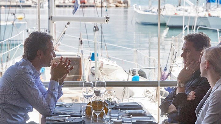 Γεύμα Μητσοτάκη – Κατάινεν στον Πειραιά – Τι συζήτησαν για απασχόληση και επενδύσεις
