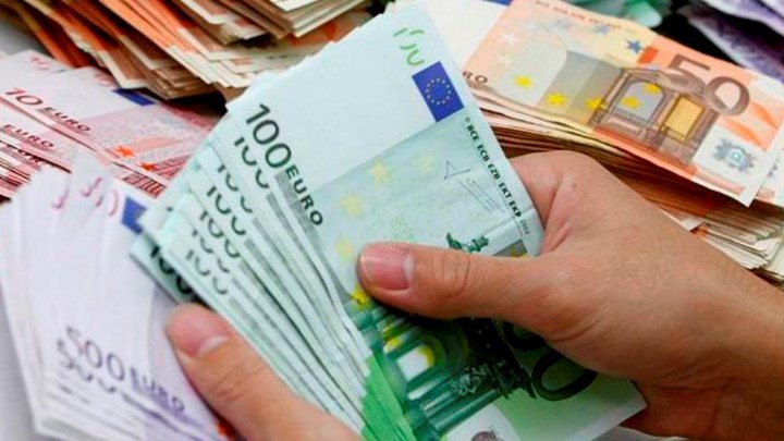 «Χαράτσι» 3 δισ. ευρώ φέρνει η μείωση του αφορολόγητου
