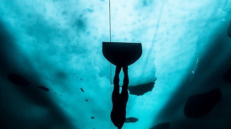 Κολύμπησε με μια αναπνοή κάτω από πάγο για 175 μέτρα – ΦΩΤΟ