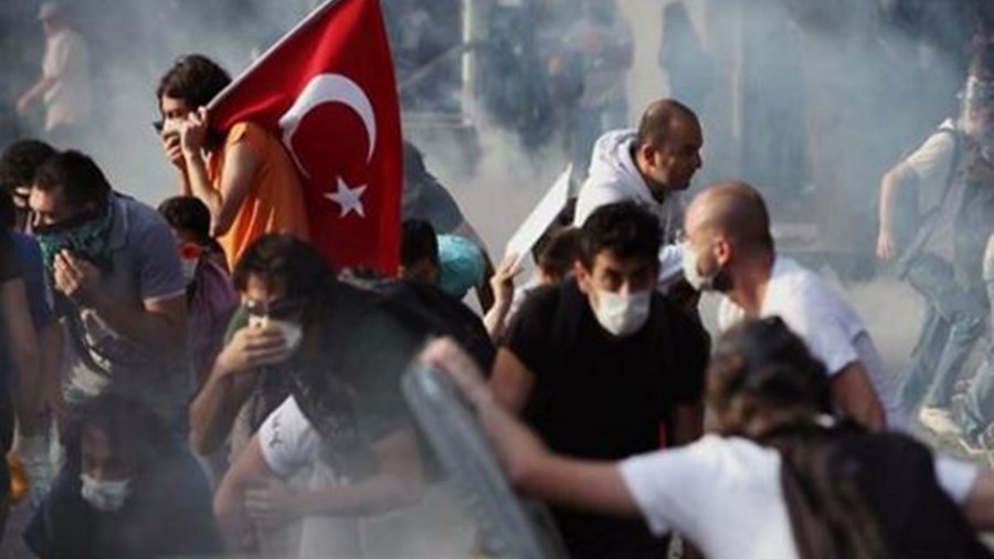 Συνελήφθησαν διαδηλωτές που αμφισβητούν το αποτέλεσμα του δημοψηφίσματος στην Τουρκία