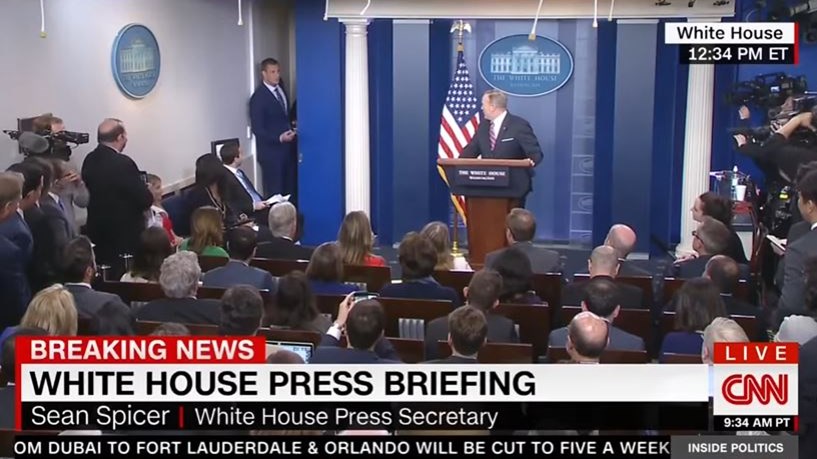 Απρόοπτο κατά την ενημέρωση των συντακτών στον Λευκό Οίκο – ΒΙΝΤΕΟ