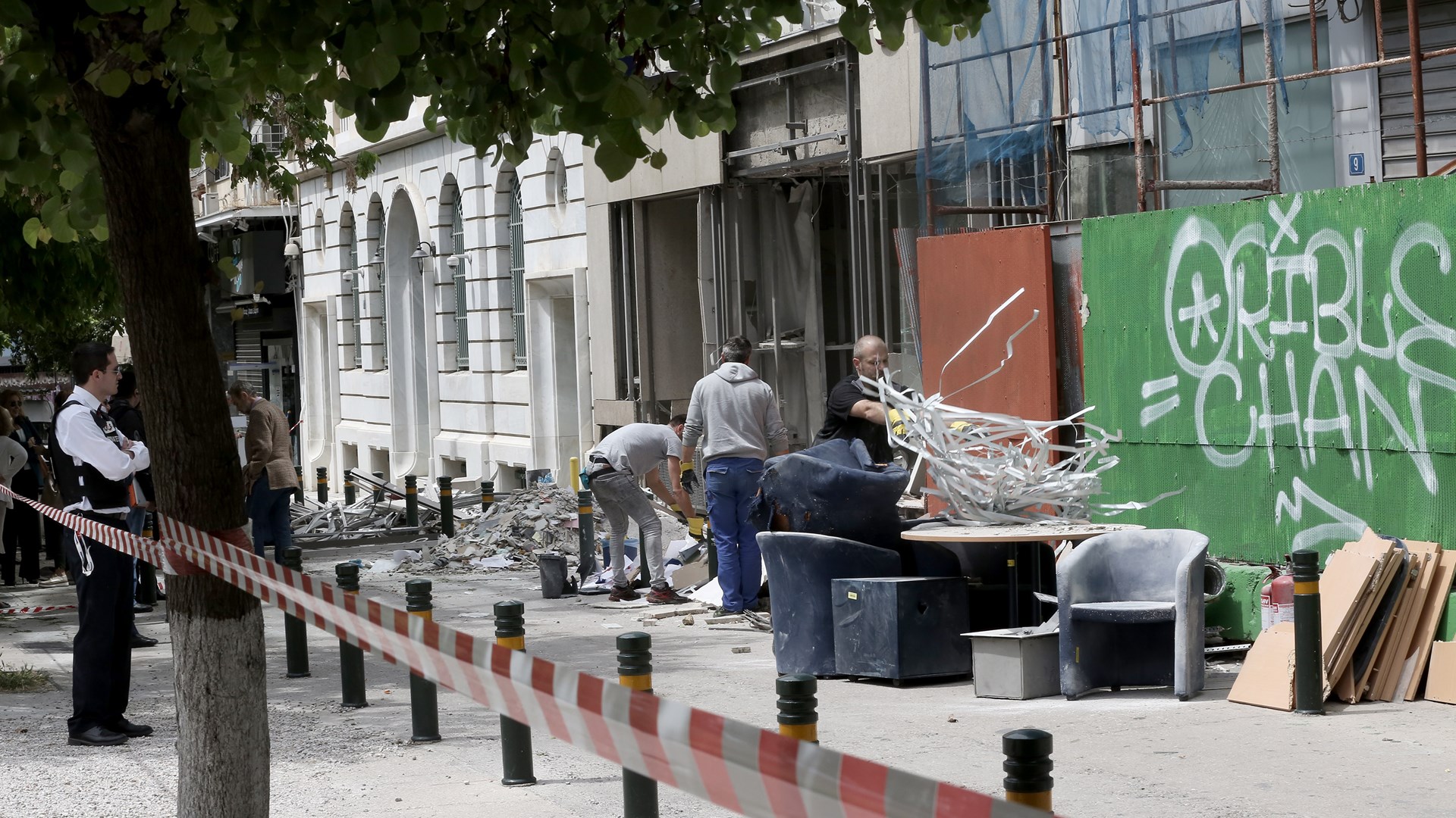 Εικόνες καταστροφής μετά την έκρηξη στην τράπεζα της Αθήνας – ΦΩΤΟ