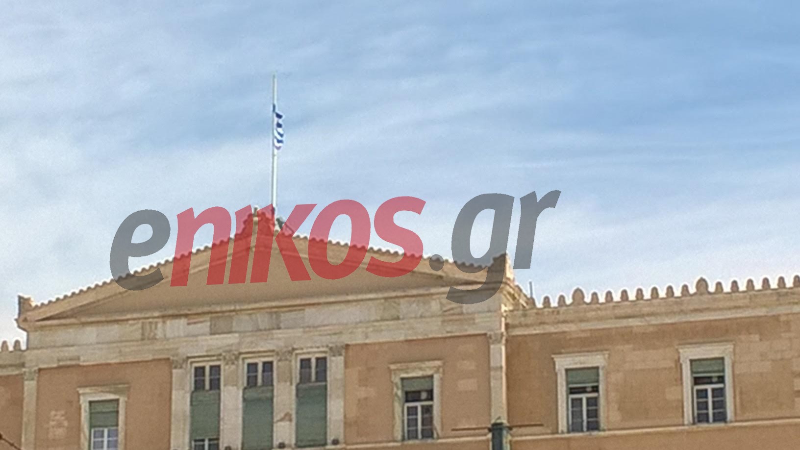 Μεσίστια η σημαία στη Βουλή για τα θύματα από τη συντριβή του ελικοπτέρου – ΦΩΤΟ