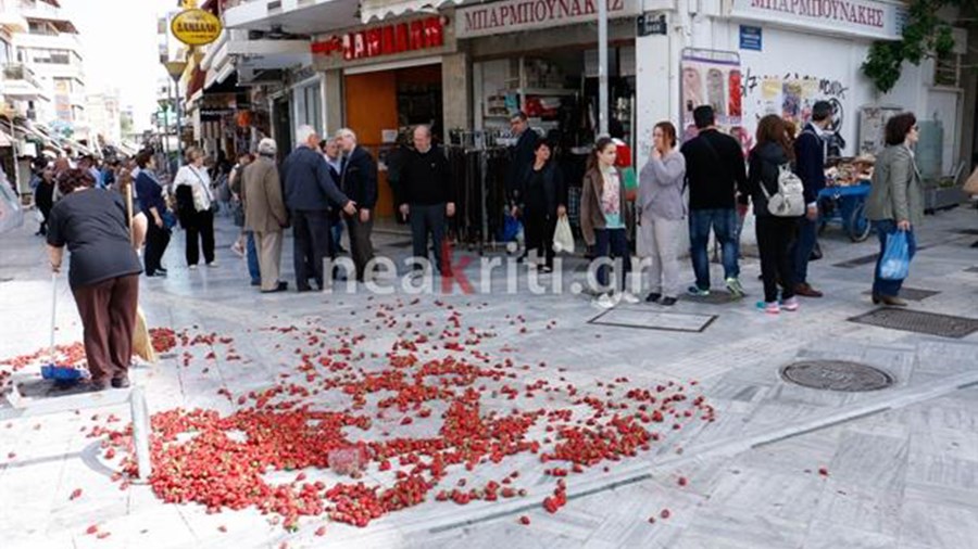 “Πλημμύρισε” ο δρόμος… φράουλες – ΦΩΤΟ