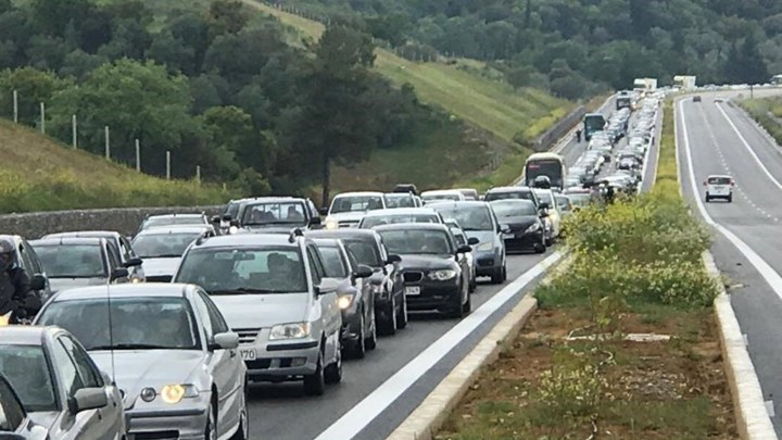 “Πόλεμος” ανακοινώσεων για το μποτιλιάρισμα στην Ιόνια Οδό
