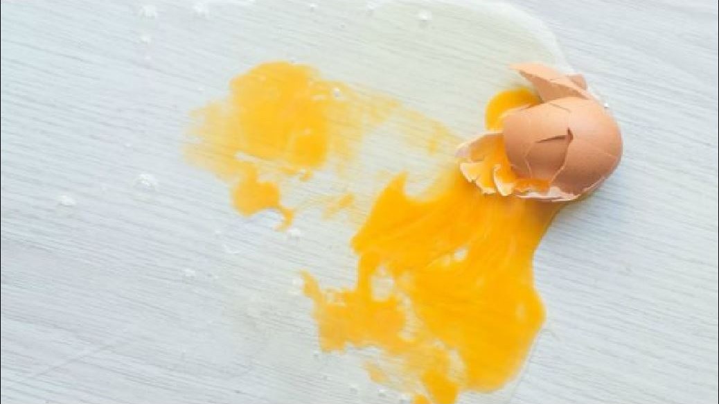 3 βήματα για να καθαρίσετε εύκολα το πάτωμα από σπασμένο αυγό