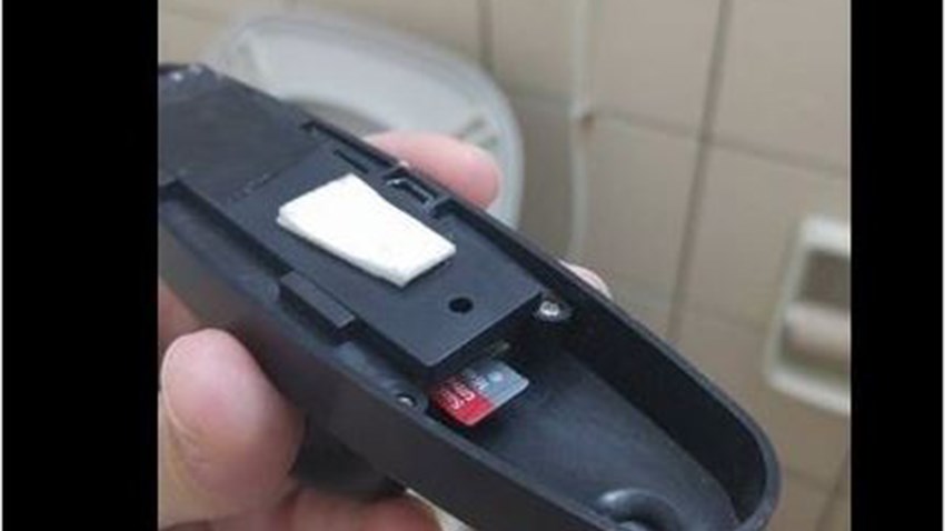 Εντοπίστηκε κάμερα “κρεμάστρα” σε τουαλέτα εστιατορίου στο Ναύπλιο – ΦΩΤΟ