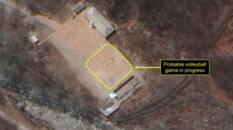 Έπαιζαν βόλεϊ σε πεδίο πυρηνικών δοκιμών