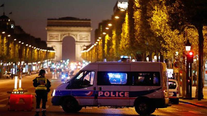 Νέες ΦΩΤΟ από την ένοπλη επίθεση σε αστυνομικούς στο Παρίσι