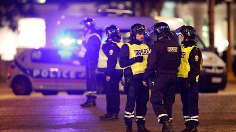 Νεκρός και δεύτερος αστυνομικός από την ένοπλη επίθεση στο Παρίσι