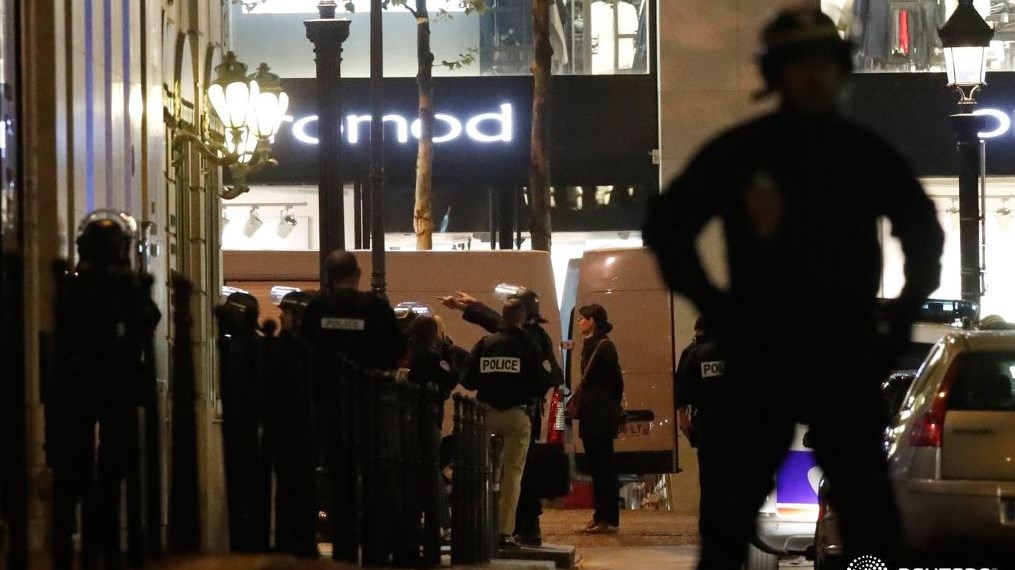 Συναγερμός στο Παρίσι – “Γνωστός στις αρχές ο νεκρός δράστης” αναφέρει αστυνομική πηγή