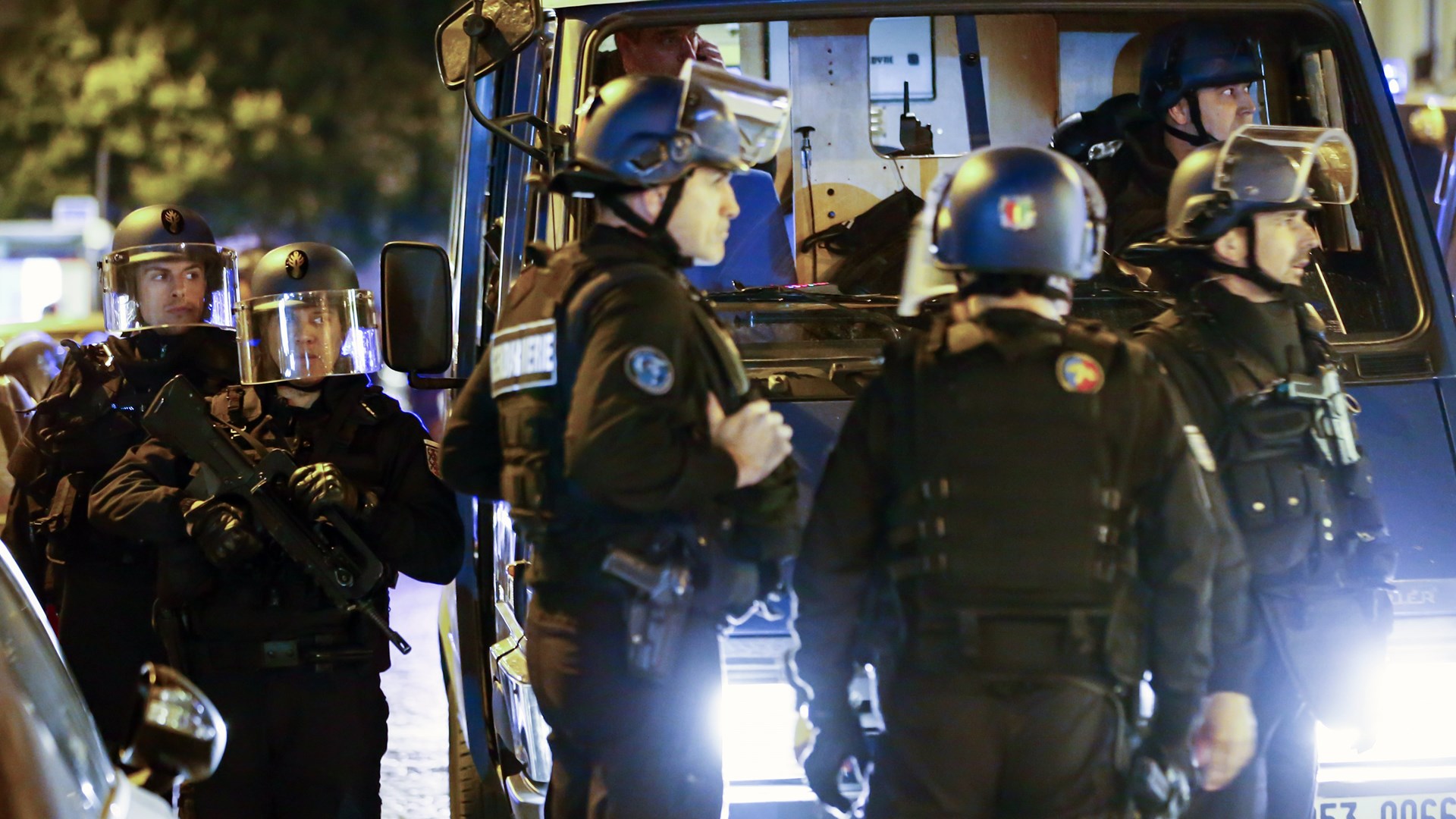 Παραδόθηκε ύποπτος για εμπλοκή στην επίθεση στο Παρίσι