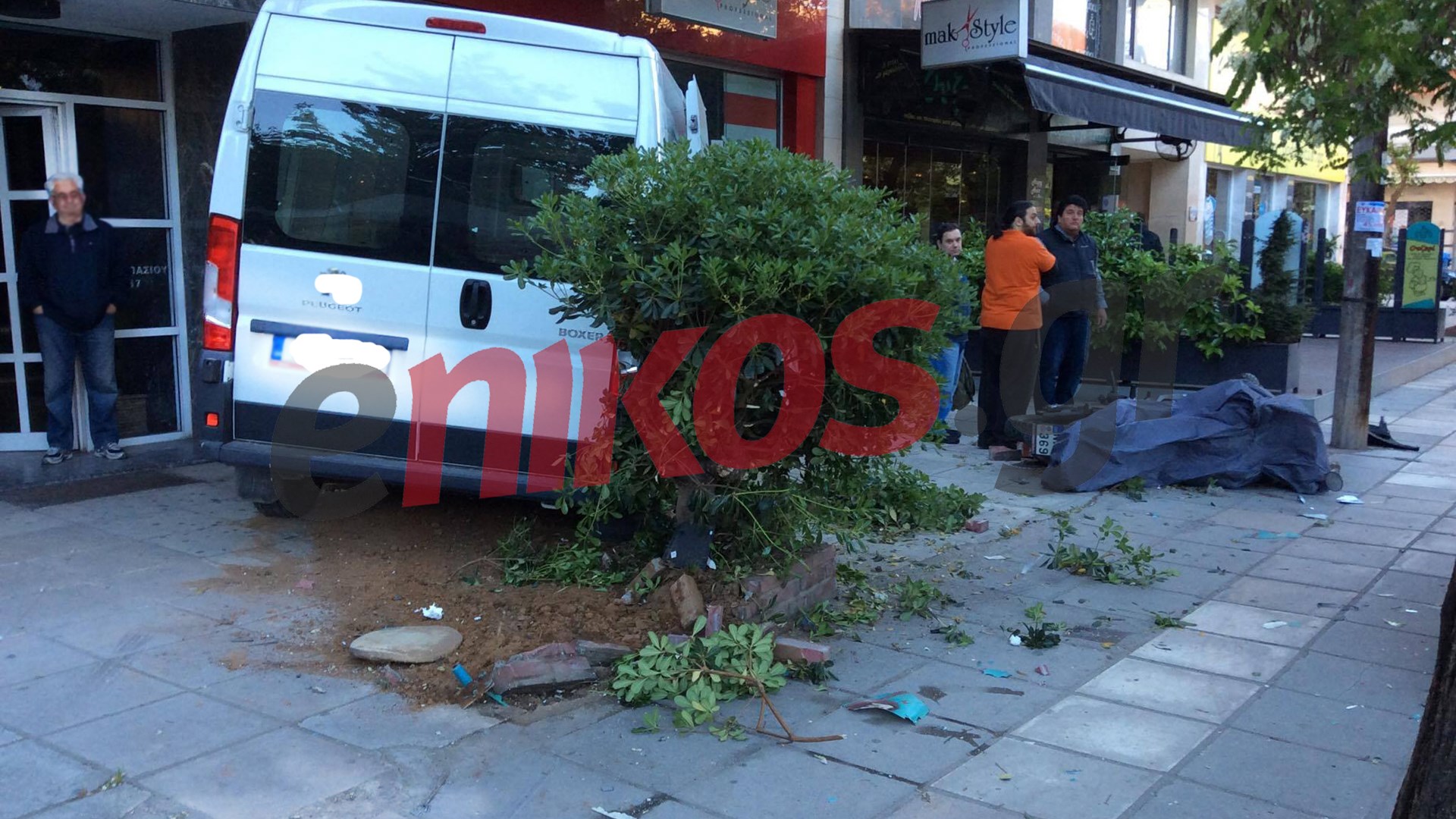 Βανάκι «καρφώθηκε» μέσα σε κομμωτήριο – ΦΩΤΟ