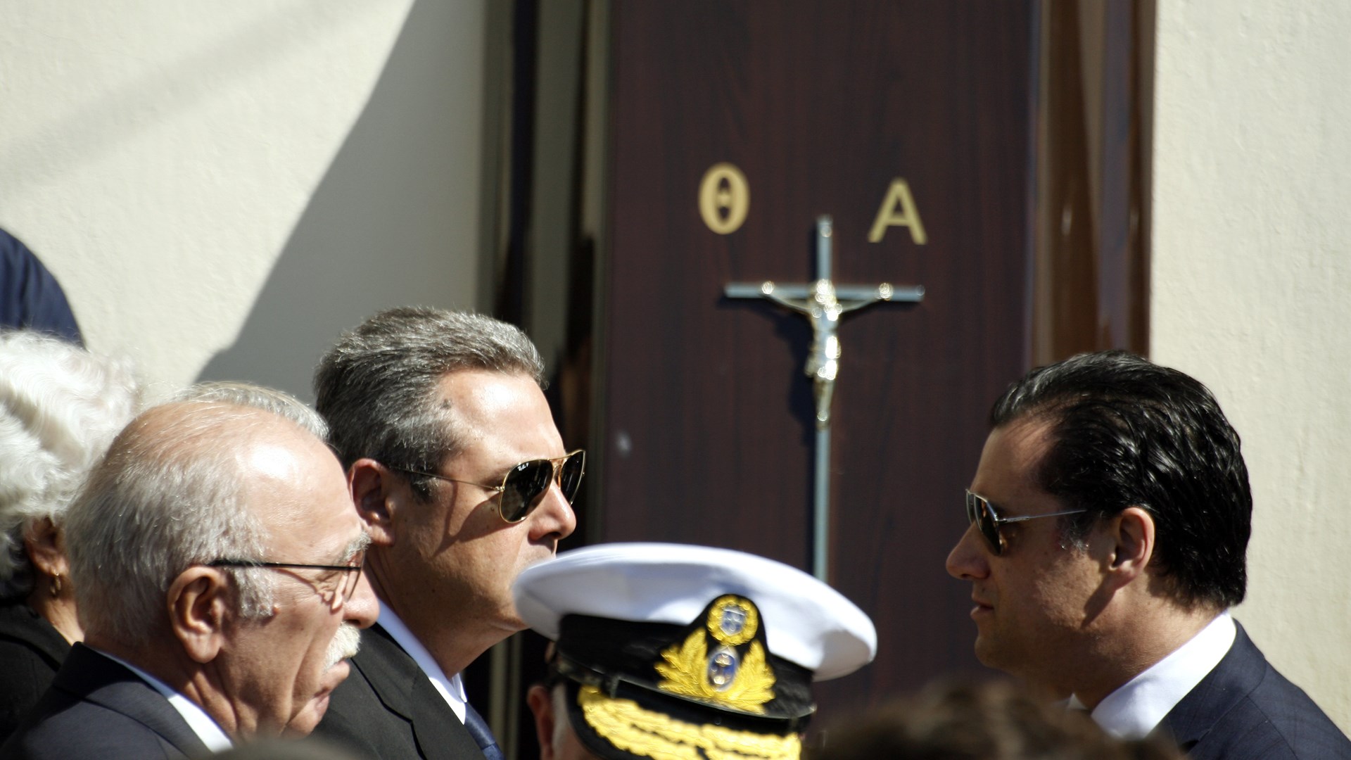 Πολιτικοί και στρατιωτικοί στην κηδεία του συνταγματάρχη Θωμά Αδάμου – ΦΩΤΟ