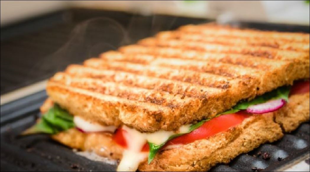 Έτσι θα καθαρίσετε την τοστιέρα σας χωρίς τρίψιμο