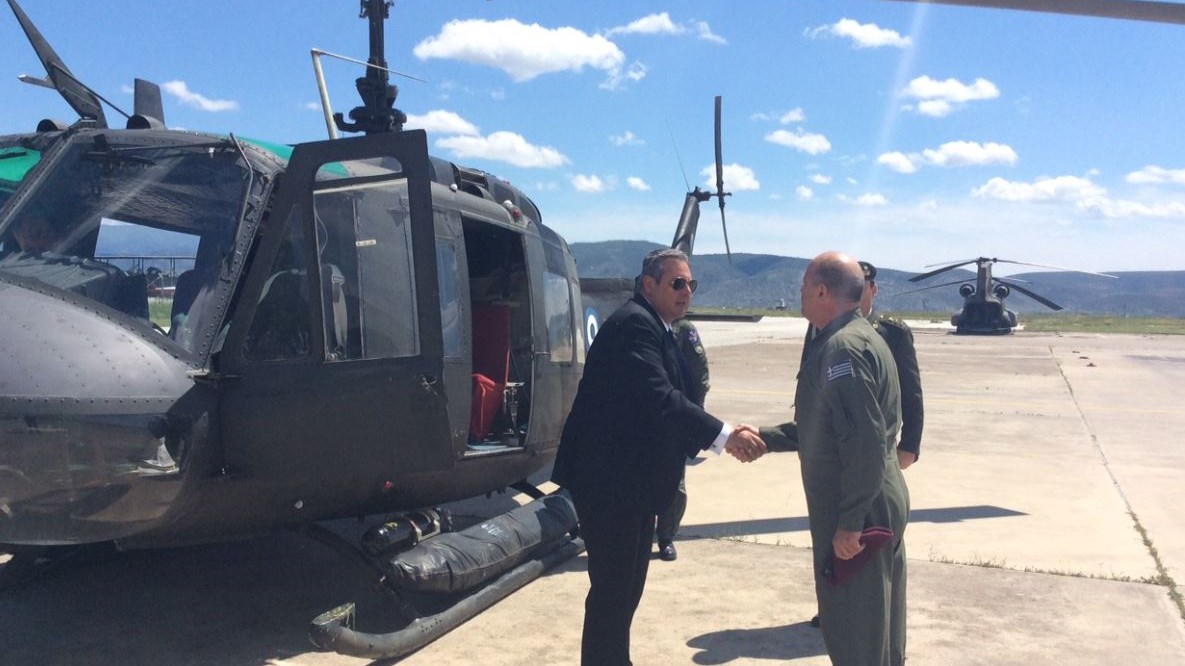 Πέταξε με “Χιούι” πάνω από το Σαραντάπορο ο Καμμένος