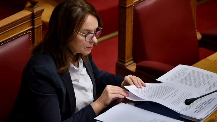 Παπανάτσιου: 120 δόσεις για υπερχρεωμένους επαγγελματίες – Παράθυρο για μείωση του ΕΝΦΙΑ σε ευπαθείς ομάδες