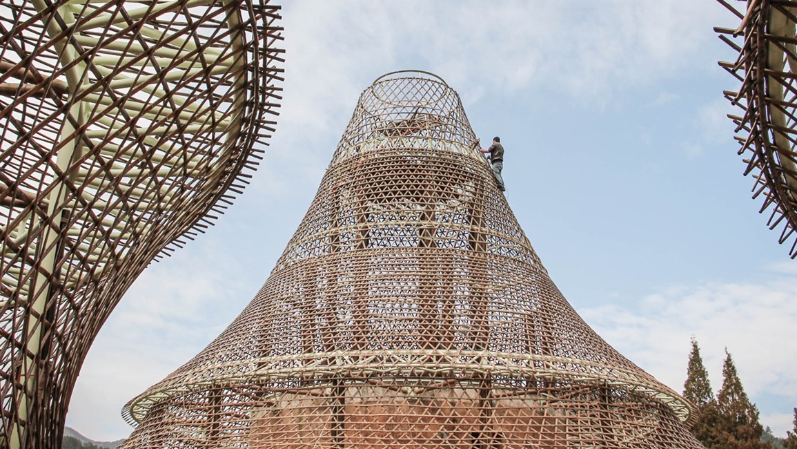 Η αρχιτέκτονας που χτίζει σπίτια πλέκοντας… μπαμπού – ΦΩΤΟ