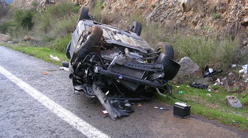 Οδηγός εγκλωβίστηκε στο αυτοκίνητό του μετά από τροχαίο