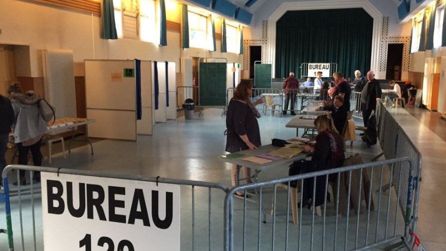 Οι Γάλλοι ψηφοφόροι προσέρχονται στις κάλπες – ΦΩΤΟ