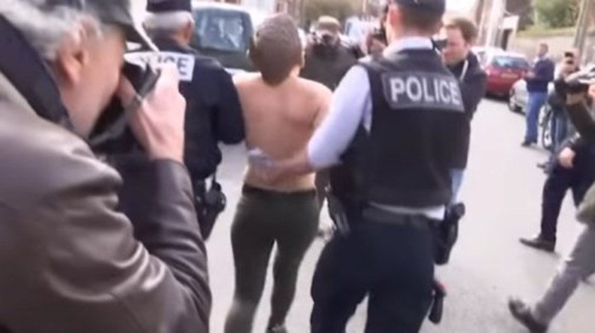 Διαμαρτυρία των Femen στο εκλογικό κέντρο που ψήφισε η Λεπέν – ΒΙΝΤΕΟ – ΦΩΤΟ