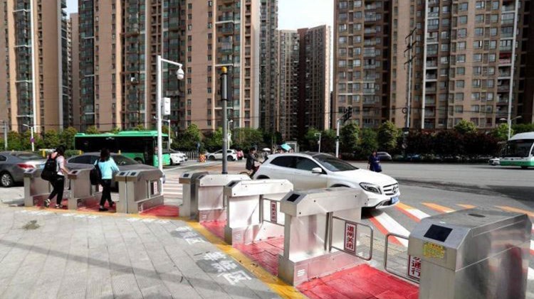 Απίθανο μέτρο κατά των πεζών που περνούν με κόκκινο – ΦΩΤΟ