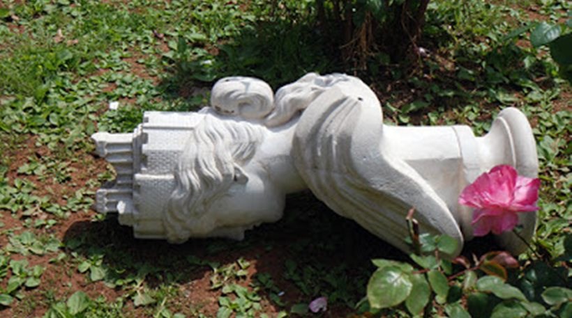 Βανδάλισαν την προτομή της Αθηνάς έξω από κτίριο του δήμου Αθηναίων