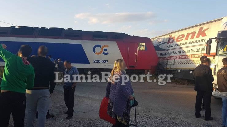 Τρένο συγκρούστηκε με νταλίκα στη Φθιώτιδα – ΦΩΤΟ