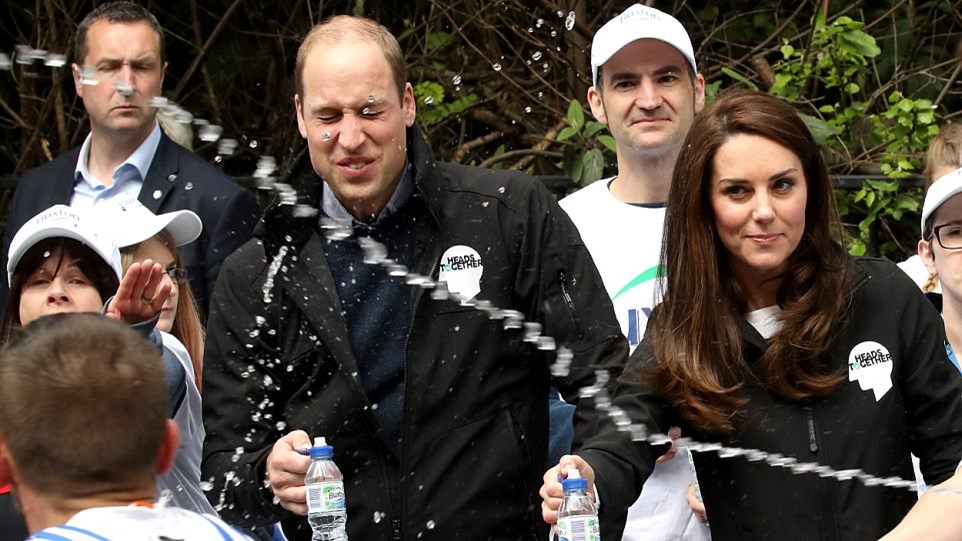 Πέταξαν νερό στον πρίγκιπα Γουίλιαμ και την Κέιτ Μίντλετον – ΦΩΤΟ