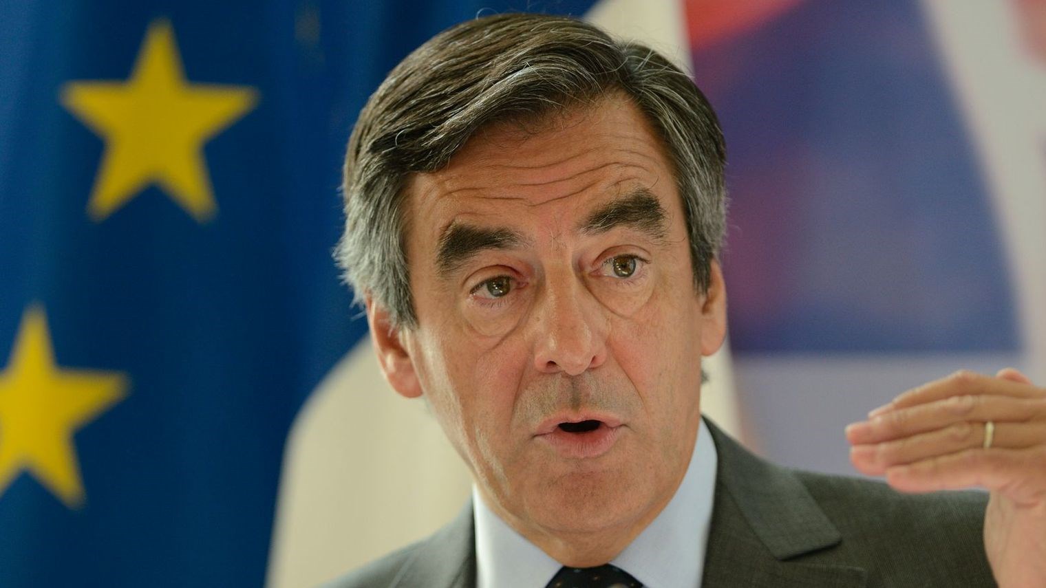 Ο Φιγιόν υποστηρίζει Μακρόν